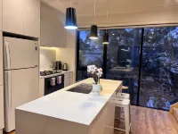 Family-Friendly Townhouse in Port Melbourne | Private Parking - พร้อมระเบียง