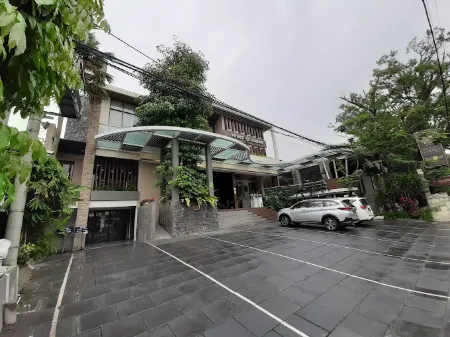 SWEET GARDEN BOUTIQUE GUEST HOUSE Отели рядом с достопримечательностью «Malang City Square»