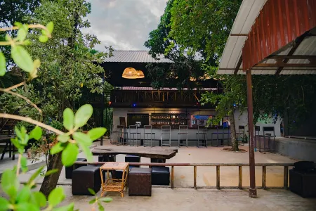 River Nest Hostel Отели рядом с достопримечательностью «Wat Traeuy Kaoh»