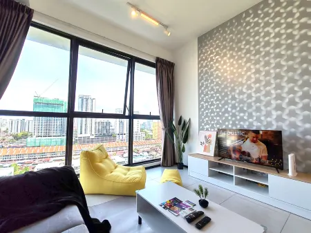 SoftGrey 2 Rooms Apartment, 4+2 Pax @ Urban Suites Отели в г. Jelutong