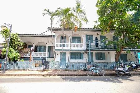 Chair Riverside Villa Отели в г. Луанг Прабанг