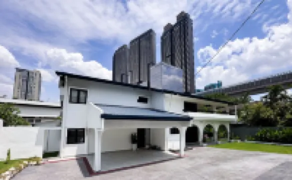 Damansara Heights Luxury Villa with Pool (16 pax)