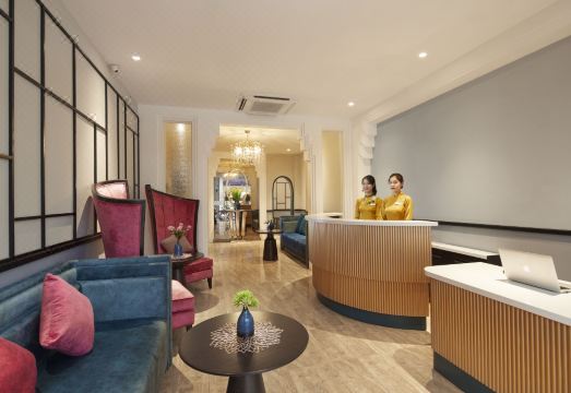 하노이 플로라 호텔의 밝고 넓은 객실 모습