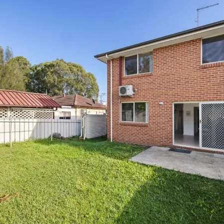 Relaxing Rooms – Walking Distance to Shops & Transport