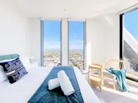 Modern 2B APT BayViews*Pool*GYM Hotels near South Melbourne Night Market