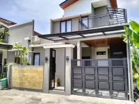 Baturiti Modern Guest House with private pool Hotels in Kecamatan Kalasan