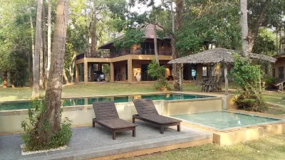 Melina's Beachfront Bungalows and Villa Hotell i Khao Thong