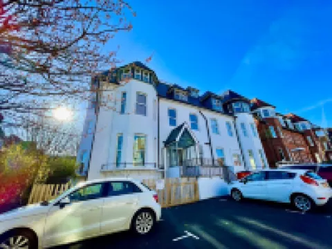 Sea View 2-Bed Family Apt w/ Free Gym & Parking