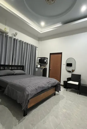 ห้องครอบครัวขนาดกลาง วิวสระว่ายน้ำ 1 เตียงใหญ่ 1 เตียงกลาง+ห้องนั่งเล่น