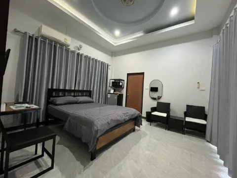 ห้องครอบครัวขนาดกลาง วิวสระว่ายน้ำ 1 เตียงใหญ่ 1 เตียงกลาง+ห้องนั่งเล่น