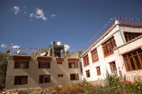 Tsetan Guest House - parking