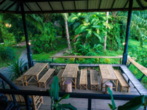 อนุรักษ์ คอมมูนิตี้ ลอดจ์ โรงแรมในอำเภอ พนม