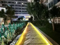 We Vibe, Azure Urban Resort Residences with man-made beach Jesus The Divine Healer周辺のホテル