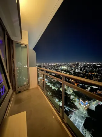 Cozy place near Poblacion and Rockwell Отели рядом с достопримечательностью «Lee Gardens»