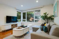 Bright 2B Hampton Coastal Getaway Steps From Beach Hotel a Hampton