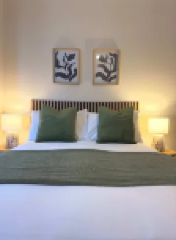 Spacious Family Retreat with Double & Single Bed Hotels in 