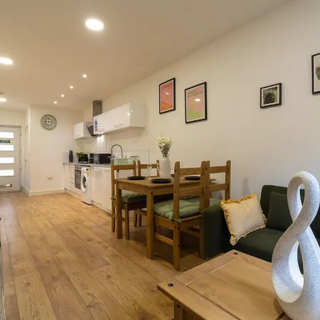 Cozy Urban 2BR with courtyard