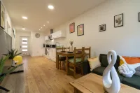 Cozy Urban 2BR with courtyard - 2-Star
