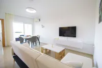 Bright Blue Retreat | Balcony & Pool - 3성급