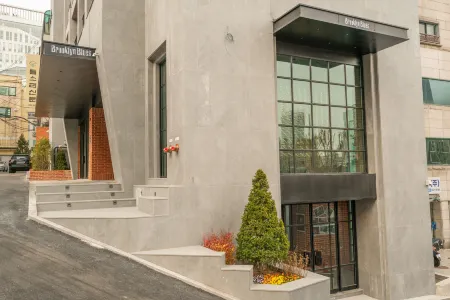 Brooklyn Blues Hotel Отели рядом с достопримечательностью «Hello Museum»