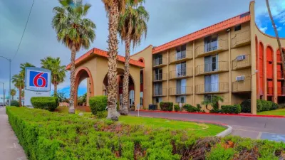 Studio 6 Phoenix, AZ – Sky Harbor Hotels near Camelback Mountain