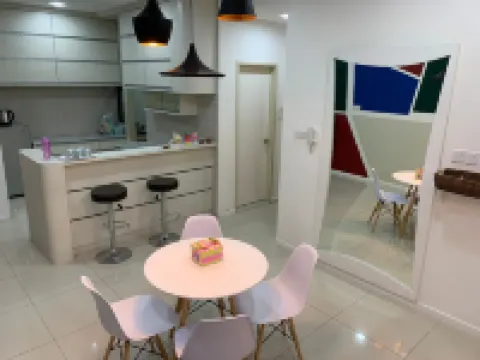 Four season Condo/3 Rooms/4 min to Airport