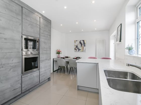 Borehamwood Modern Family House with Parking and Garden - Sleeps 6