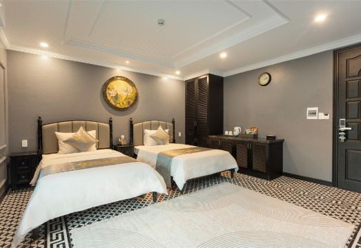 YO 호텔의 깔끔한 객실 내부 사진