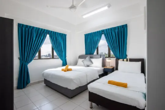 A Modern 3BR Home Near Danga Bay, Free Parking Отели в г. Голден-Бэй