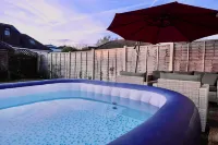 Southampton retreat - hot tub- pool- parking