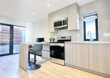 3077 Exclusive Two-Story Home Отели рядом с достопримечательностью «UBC Rose Garden»