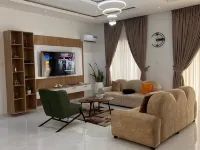 Mauxworth Homes and Apartments โรงแรมในอิเคจา
