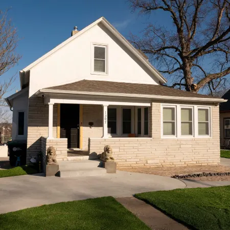 Stylish Stay Near CWS, Zoo & Downtown Fun
