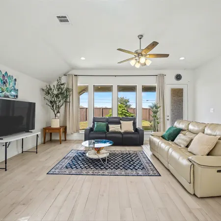 Modern Suburban Retreat Near Shopping & Park