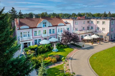 Hotel Arkadia Royal Hotel a Gmina WiAzowna