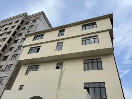 кристалл Отели рядом с достопримечательностью «Каба уулу Кожомкул»