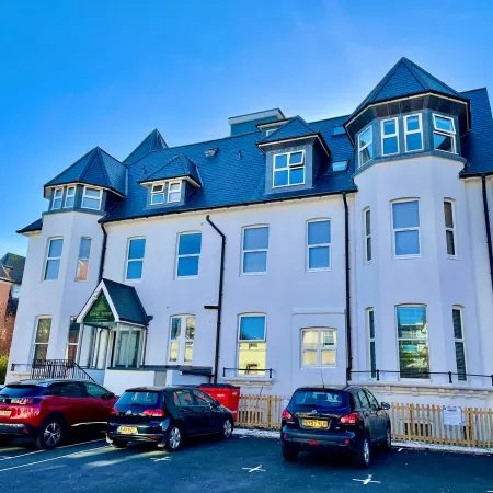 Stunning Sea Views, Family Apt; Free Parking & Gym