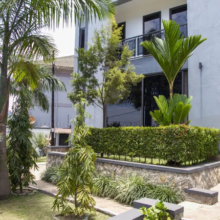 3bd mansion w/lakeview, mins to the expressway