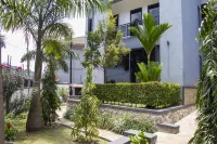 3bd mansion w/lakeview, mins to the expressway