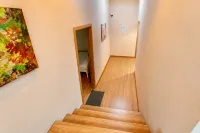 Wisdom Muangthong Hostel - Hostales