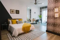 Lux 6BR Home with Private Rooftop Garden Hôtels à : Ampang