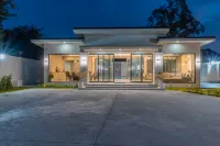 6 bedroom-independent swimming pool and powerful KTV Hotel di Huai Yai