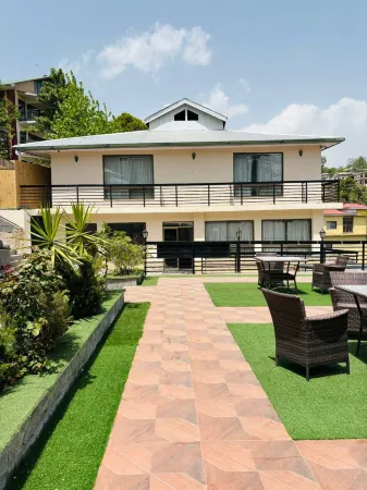 The Opulent Hotel Murree Отели в г. Surasi