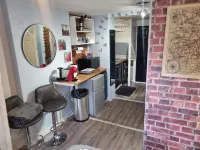 Studio at 113b - Cosy 1-Bed Studio, Hampton, free parking & Wi-Fi Hotels in Molesey