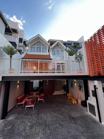 รูปภาพของModern Nordic-style 5-bedroom villa in Sukhumvit, downtown Bangkok