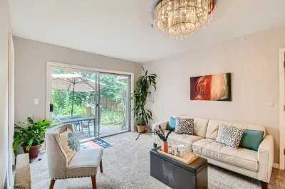 One Level 4 rooms, EV Charger close to airport