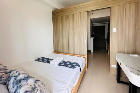 Cozy City View Flat 1BR W/Balcony Fame Near MRT