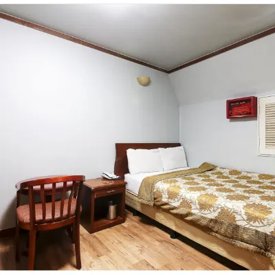 WHITE MOTEL 驛三站附近的飯店