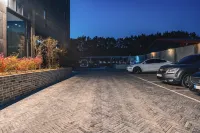 HARBOR BRIDGE HOTEL - parking