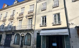 Charming studio, train station nearby